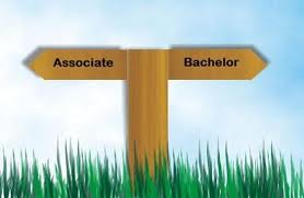 What is the Difference Between an Associate Degree and a Bachelor’s Degree in Social Work?